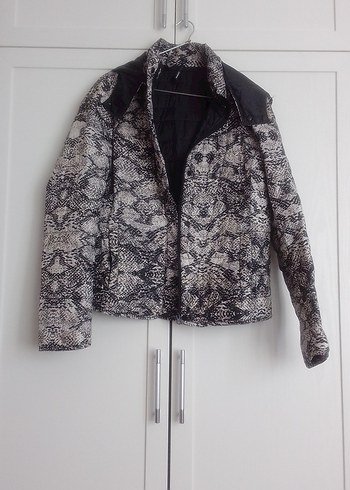 Desenli siyah ,beyaz yağmurluk ,mont - Görsel 3