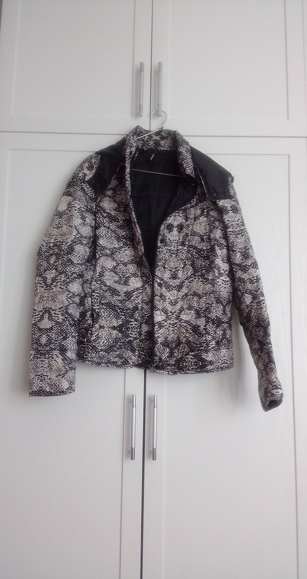 Desenli siyah ,beyaz yağmurluk ,mont - Görsel 2