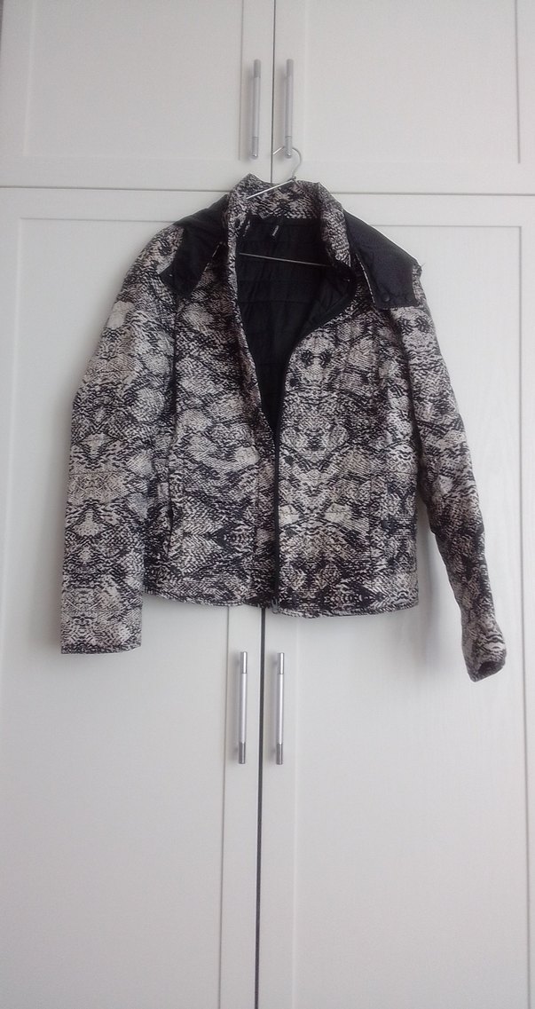 Desenli siyah ,beyaz yağmurluk ,mont - Görsel 4