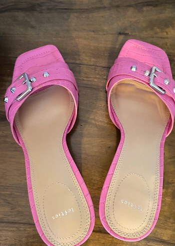 Pembe Krokodil Desenli Tokalı Topuklu Terlik - Görsel 3