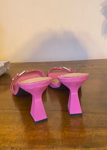 Pembe Krokodil Desenli Tokalı Topuklu Terlik - Görsel 2