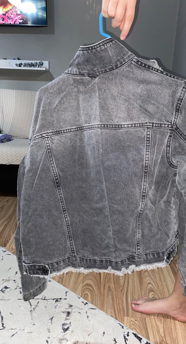 Siyah Düğmeli Yırtık Denim Ceket - Görsel 4