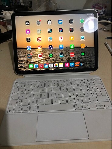 Apple İPad 10.nesil Smart Keyboard