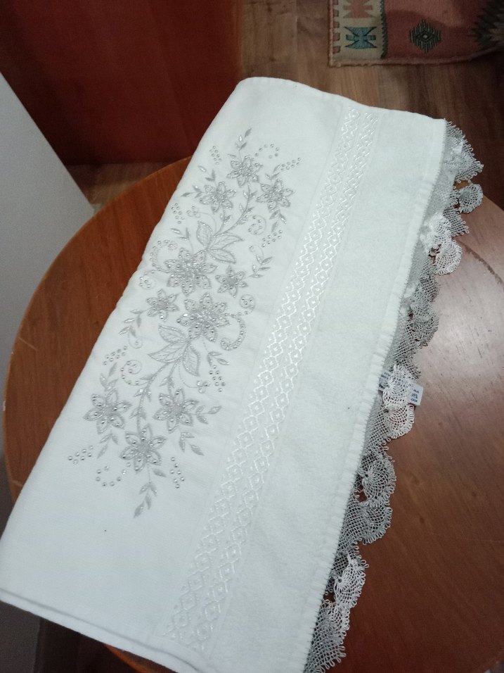 Nakışlı Beyaz Havlu - Görsel 2