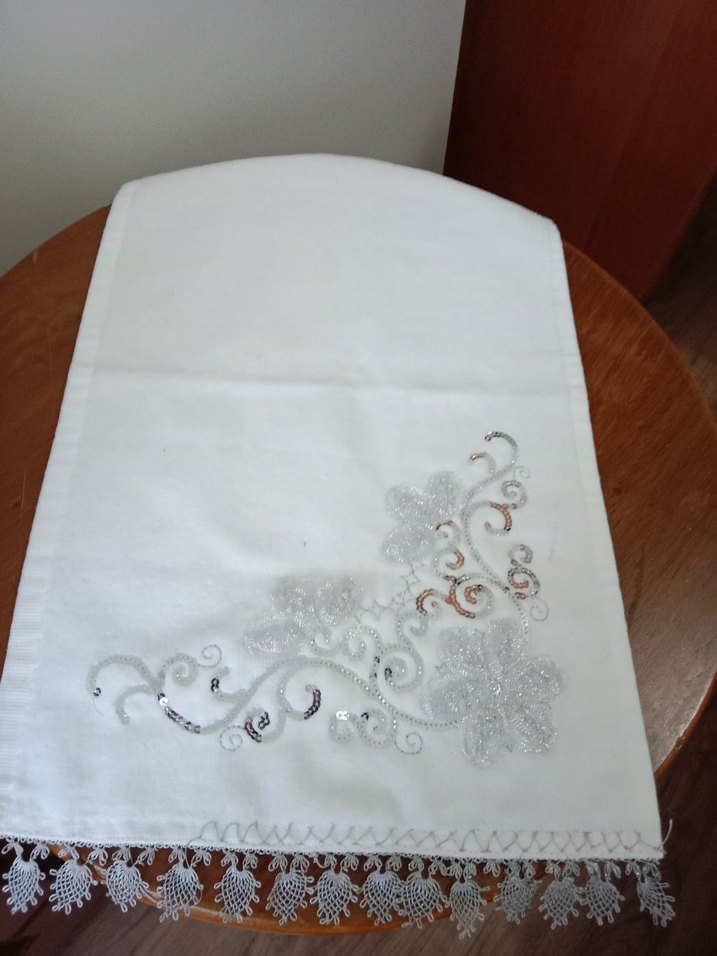 Nakışlı Beyaz Havlu - Görsel 2