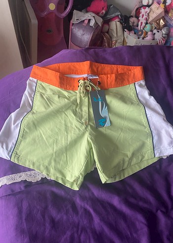 Kemer Detaylı Kırmızı Mini Şort - Görsel 6