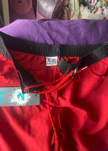 Kemer Detaylı Kırmızı Mini Şort - Görsel 2