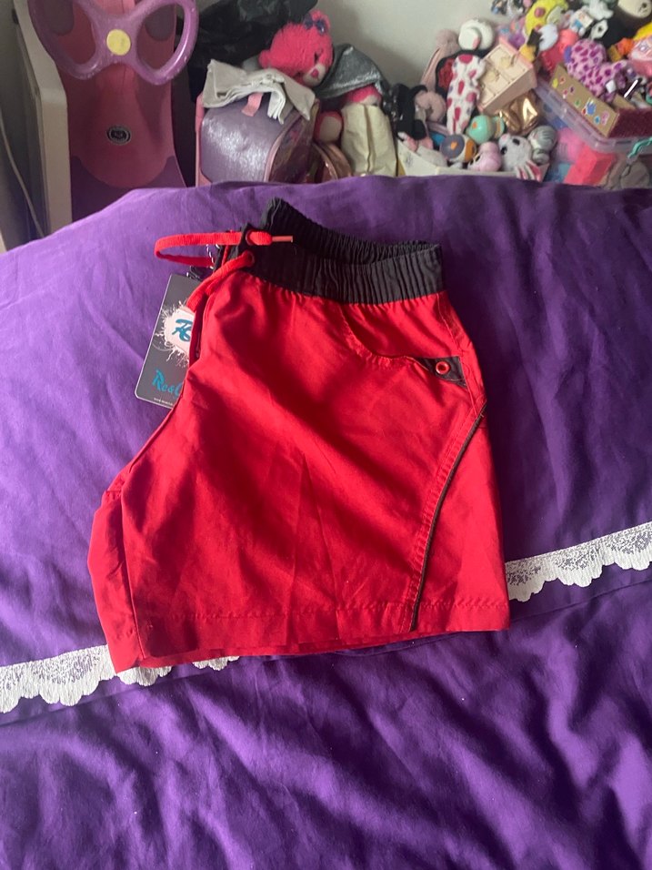 Kemer Detaylı Kırmızı Mini Şort - Görsel 4