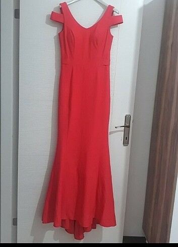 Kırmızı gece elbisesi 
