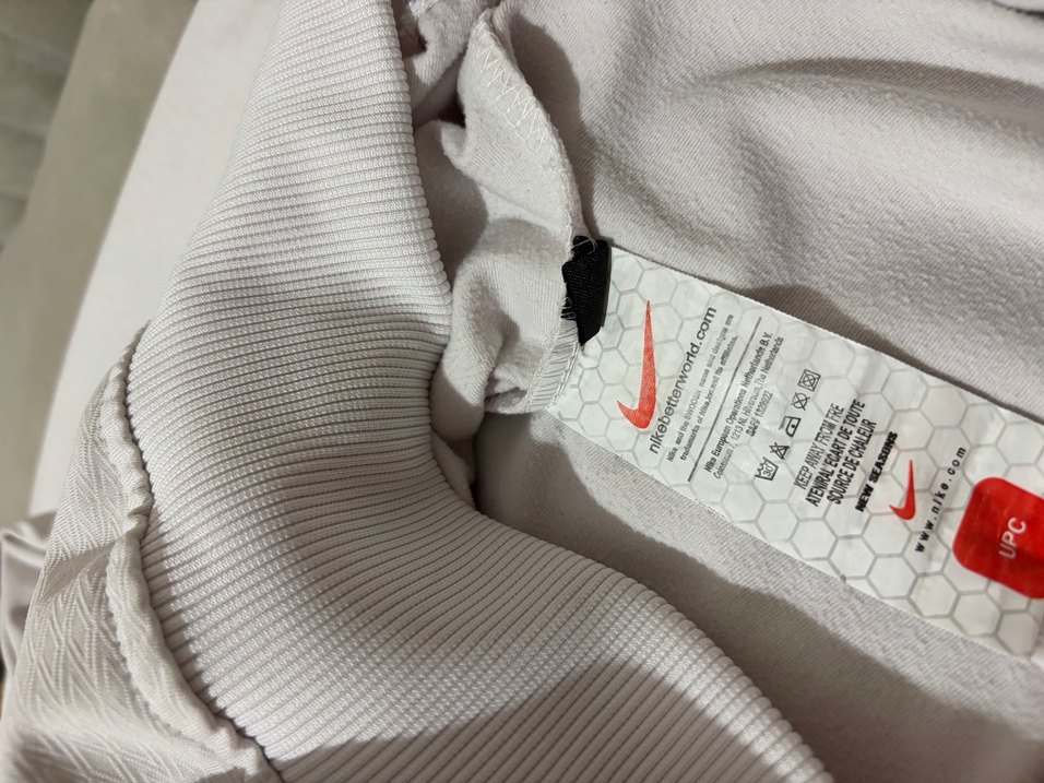 Nike Beyaz Sweatshirt — görsel 4/4