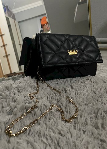 Zara Siyah Deri Zincir Detaylı Çanta