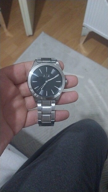 Armani saatim yenilemek için satıyorum neredeyse hiç kullanmadım