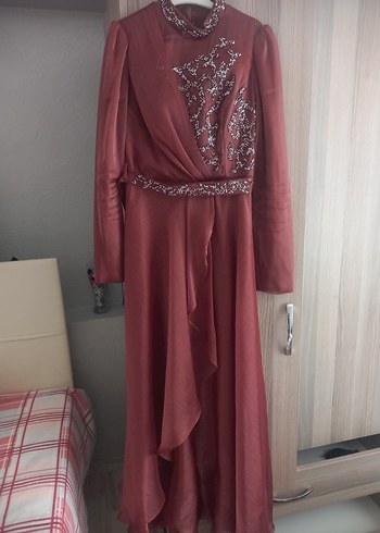 Bordo İşlemeli Uzun Abiye Elbise