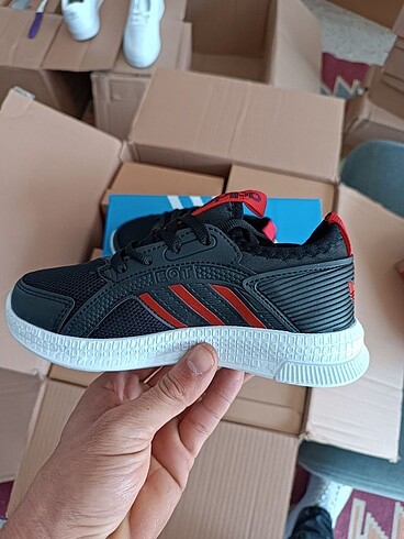 35 Beden Adidas Çocuk Spor Ayakkabı