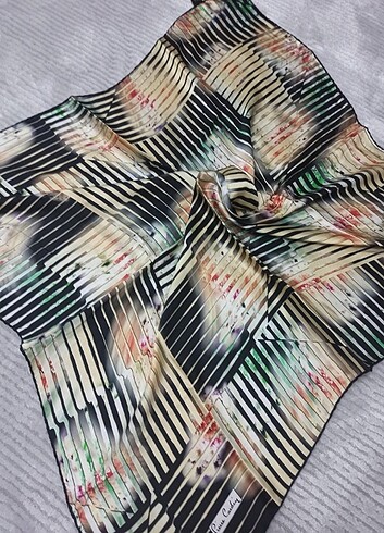 Armine Aker Pierre Cardin eşarp 