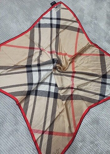 Beden siyah Renk Armine Aker Pierre Cardin eşarp