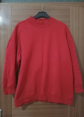 Kırmızı boğazlı sweatshirt 