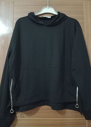 Siyah şapkalı sweatshirt 