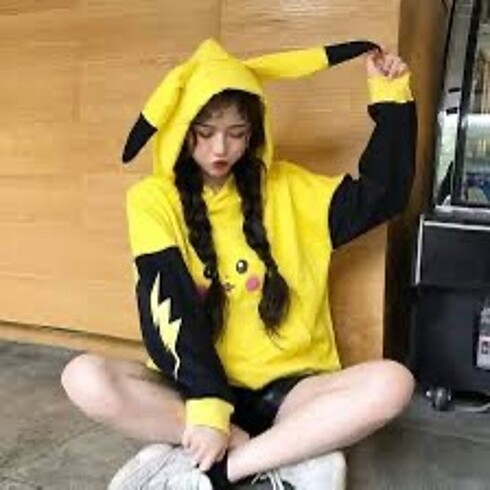 m Beden PIKACHU SWEATSHİRT