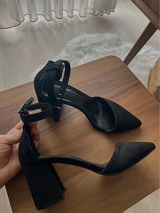 Pelin?in ayakkabıları kalın topuklu