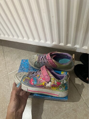 skechers(yurt dışı ürünü ,fakat bir kaç taşı düşmüş ve kirlidir 