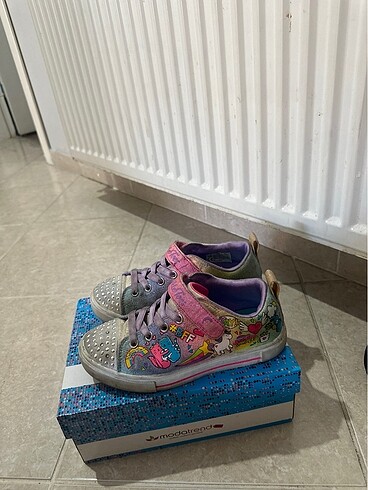 Skechers skechers(yurt dışı ürünü ,fakat bir kaç taşı düşmüş ve kirlidir