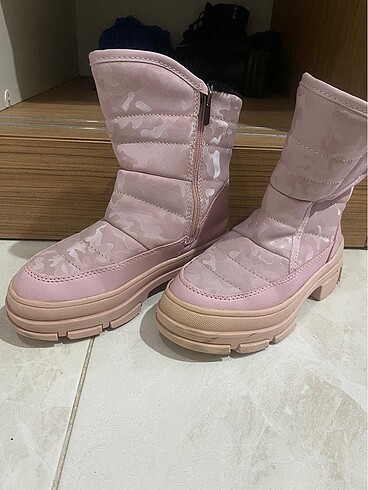 PEMBE İÇİ KÜRKLÜ HEM FERMUAR HEM CIRTLI 32-33 BOT