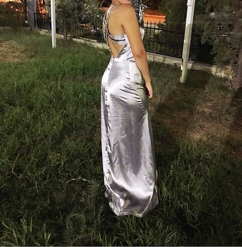 Gümüş saten taşlı sırt dekolte elbise