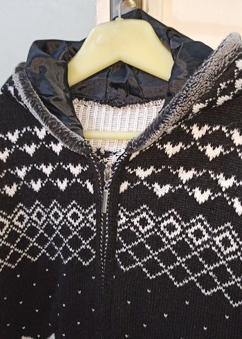 Siyah Kapüşonlu Desenli Triko Hırka - Görsel 2