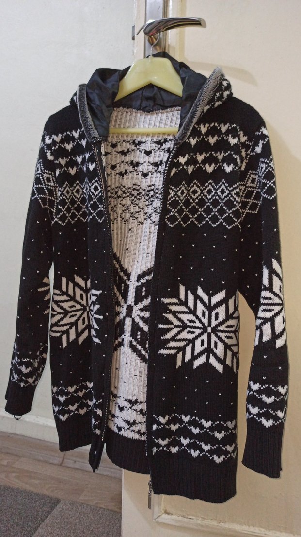 Siyah Kapüşonlu Desenli Triko Hırka - Görsel 3