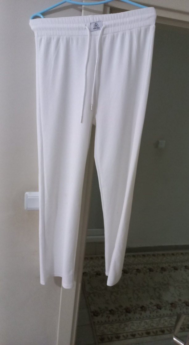 Beyaz Yarım Kollu arkası acik zincirli bayan eşofman Takimi - Görsel 3