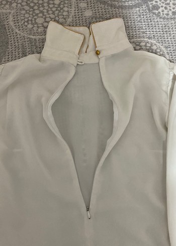 Düğmeli Beyaz Yüksek Yakalı Kadın Gömlek - Görsel 3