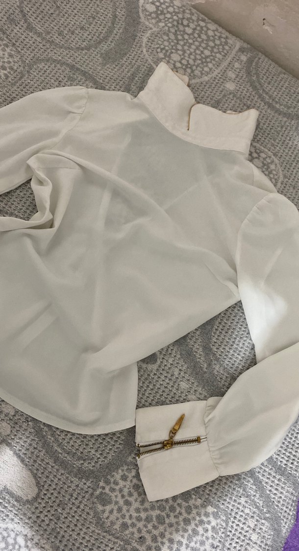 Düğmeli Beyaz Yüksek Yakalı Kadın Gömlek - Görsel 2