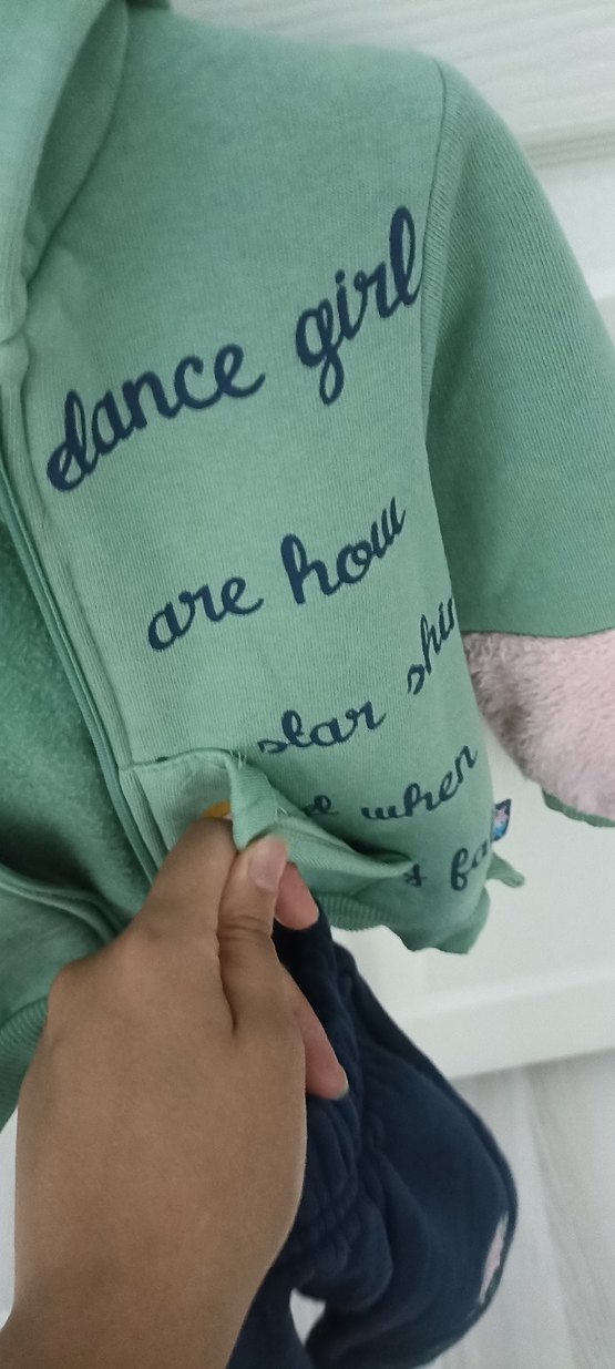 Kız Çocuk Yeşil Kapüşonlu Ceket alt esofmanıda vardır - Görsel 2