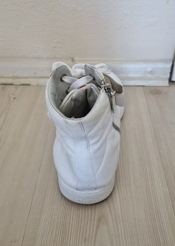 45 Beden beyaz Renk orjinal prada