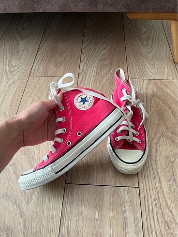 Converse Minik sorunu vardır yırtık yoktur açılma vardır oda yapılabilir
