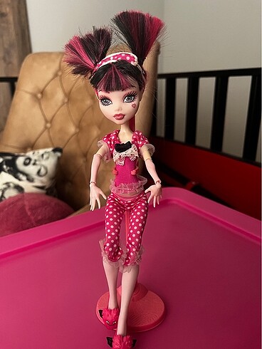 Monster High Kolunda sararma mevcut