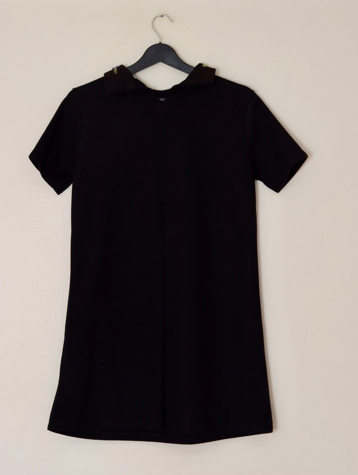 Boncuk Detaylı Siyah Süet Kısa Kollu Elbise - Görsel 2