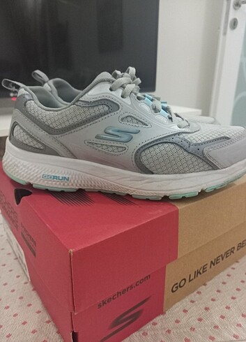 37,5 Beden Skechers spor ayakkabi
