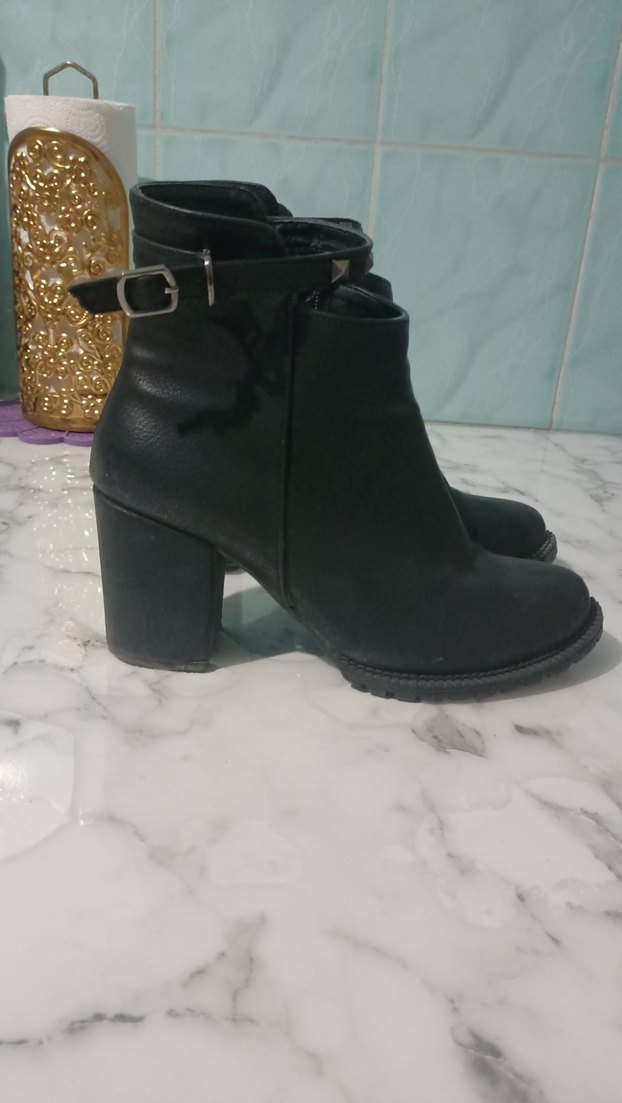 Kadın Siyah Deri Tokalı Topuklu Bot - Görsel 3