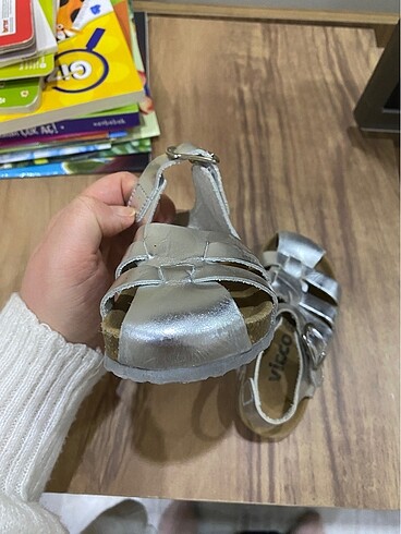 22 Beden Kız çocuk gümüş renk vicco sandalet