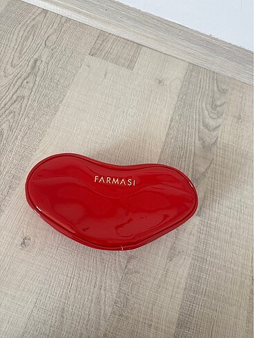 Farmasi makyaj çantası