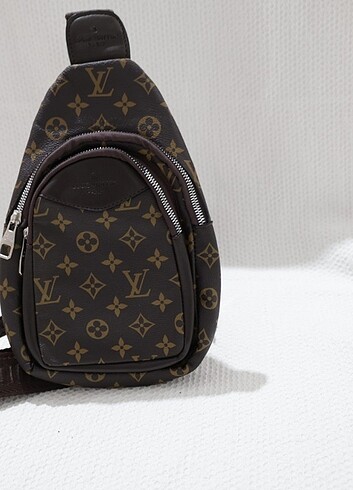Louis Vuitton yandan askılı çanta 