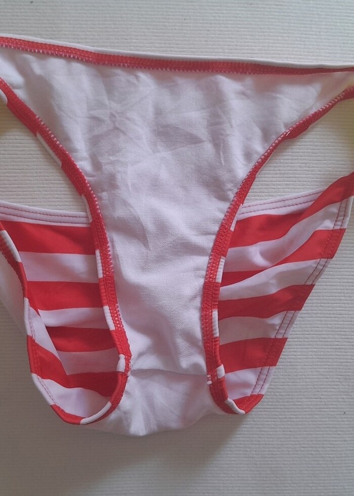 Kırmızı beyaz, çizgili bikini alti! - Görsel 4