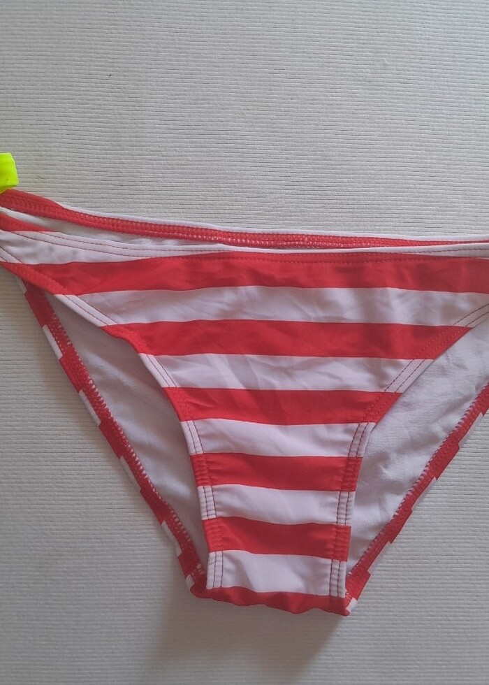 Kırmızı beyaz, çizgili bikini alti! - Görsel 2