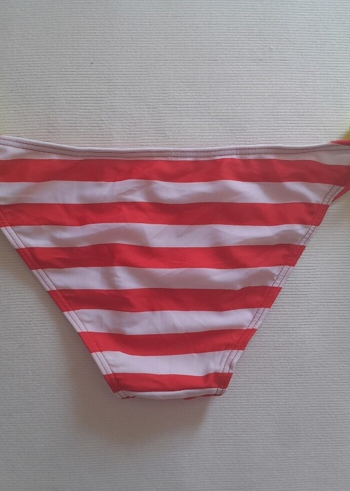 Kırmızı beyaz, çizgili bikini alti! - Görsel 3