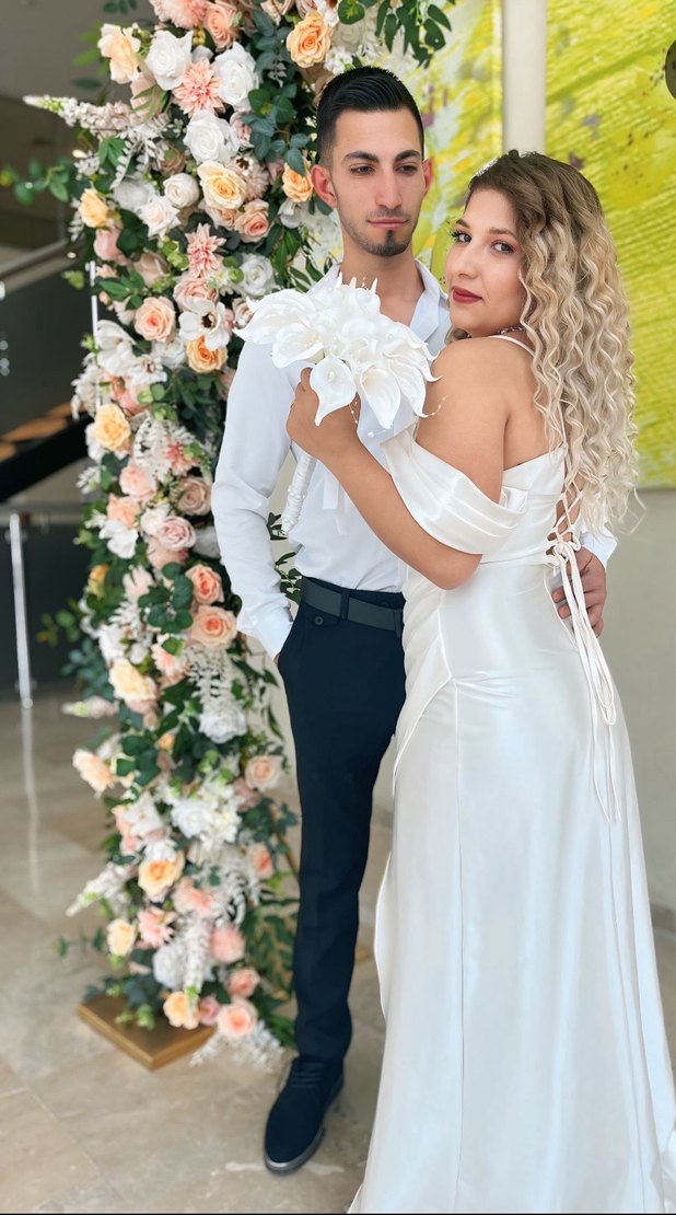 Beyaz Drapeli Uzun Straplez Nişan Elbisesi.  Nikah elbisesi - Görsel 2