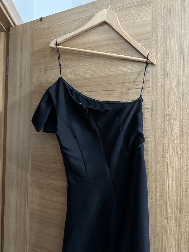 Uzun Siyah tek kol fiyonklu Elbise - Görsel 4