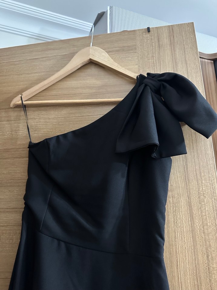 Uzun Siyah tek kol fiyonklu Elbise - Görsel 2