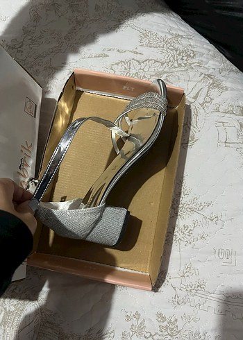 Gri Yılan Desenli Tokalı Topuklu Abiye Ayakkabı - Görsel 2